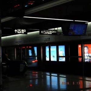 穿过城市的地铁