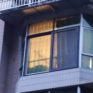 昏黄不幽暗的路灯下