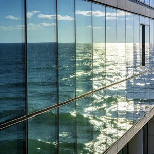 倒影在玻璃上的海