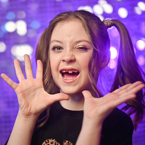 На машине красного цвета