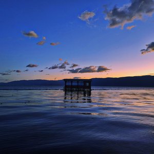 记忆是渗进伤口的盐粒