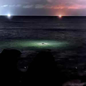 未开始流动的小溪上漂浮着无法凝视的星星船