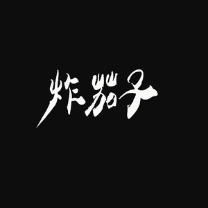 游在海里