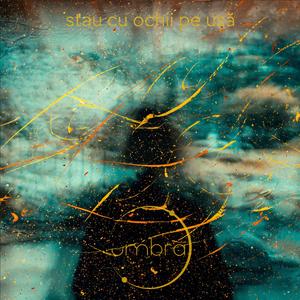 Stau cu ochii pe ușă