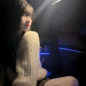 我裹了裹去年的旧外套像是去年的拥抱