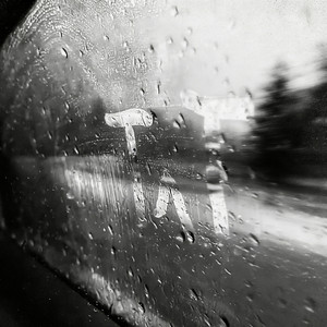 就让这大雨淋湿所有孤单