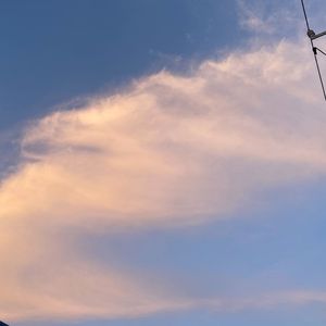 素笺叠着未写完的韵