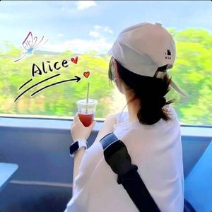 月光下徘徊的忧伤女孩