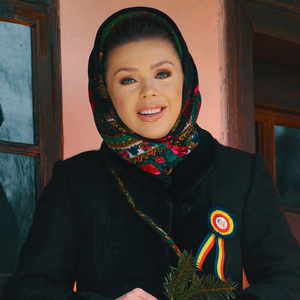 Deschideti portile larg