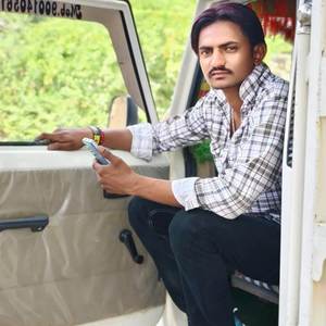 धोली सर्ट पेहर पढ़वाला चीज ब्रांड लगगो