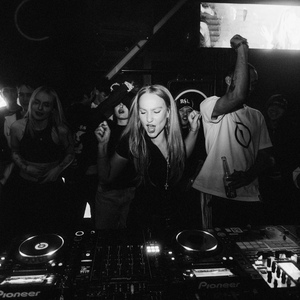 Смажьте мясо маслом