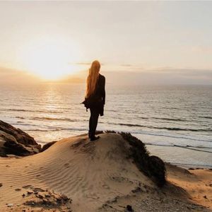 一半不甘一半平凡
