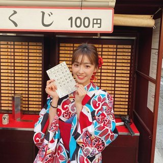 晚风踩着云朵，月亮贩售快乐