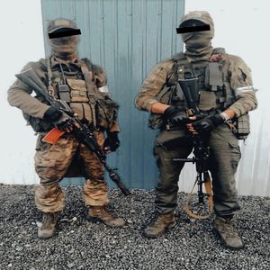 За лентой