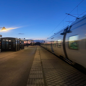 På perrongen