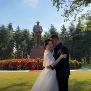 我陪父母韶山庆金婚