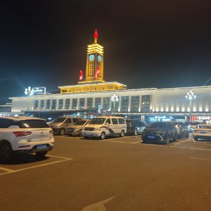 聊天框里置顶的陌生人