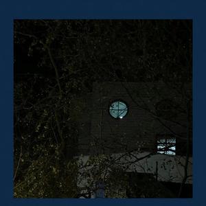 在老房子里弹旧钢琴