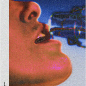 Sous les rutilements du jour