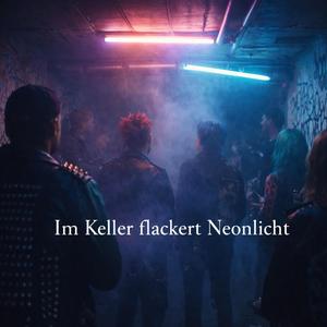 Im Keller flackert Neonlicht