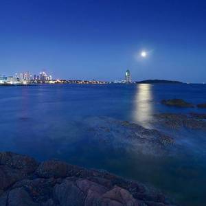 夏天夜晚屋顶的白月光