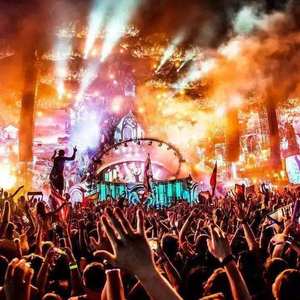 行驶在凌晨的公路