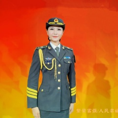 南湖上摇来一条红船