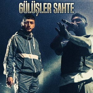 Gülüşler Sahte
