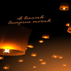 di bawah lampion merah