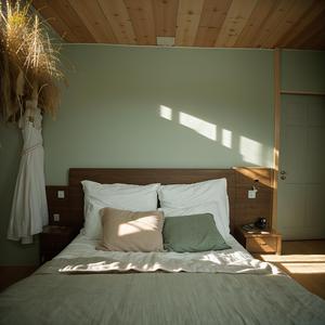 送王卿使君赴任苏州因思花迎新使感旧游寄题郡中木兰西院一别