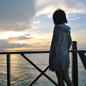 她真漂亮（翻自 周默涵）