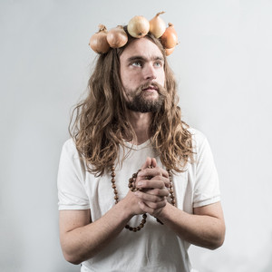 Pöydän alla tanssitaan