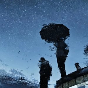 爱是共同撑一把漏雨的伞