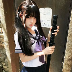 雪粒在围巾绣冰棱俳句