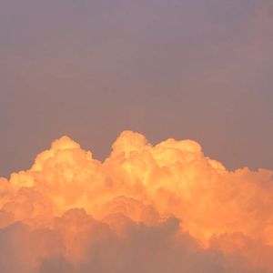 我们被夹在云层之间