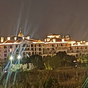 走在和你走过的那条街黑漆漆的让我想起了我们俩相拥的温度于是我泪流满面了