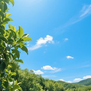 晚霞映照云朵边