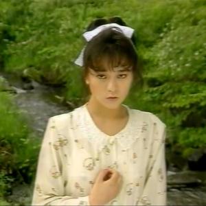 森で夢を追う少女