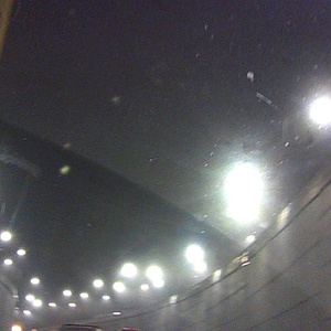 sentados al borde de la presa