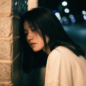 夜色中抱守旧伤的独行者