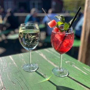 Flip-Flops, Ray Ban und nosse Hoa