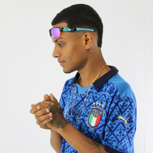 Ela encosta na 40 botando a mão no chão