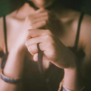 缠绕着痛苦的性。