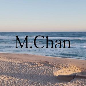 空いた椅子に座る愛