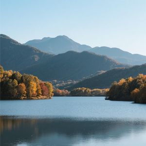 远山如黛横秋水