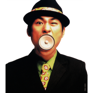 サクラの花の木の下で