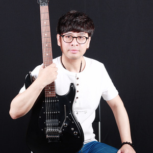 潮头踏浪万里行 伴奏