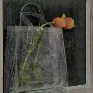 如果下雨的时候你拖着行李箱子站在屋檐下面那么其实我没有足够的时间找一个好