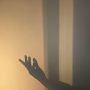 就让她飘在夜空