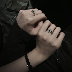 那天我俩在外面听你弹吉他呢,下着大雨_